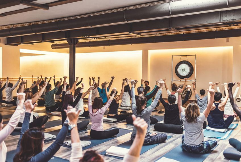 Classe di yoga di gruppo