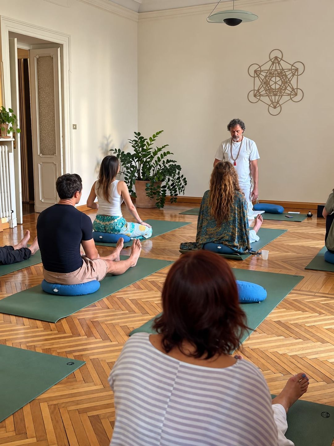 Guido guida una classe di yoga nello studio