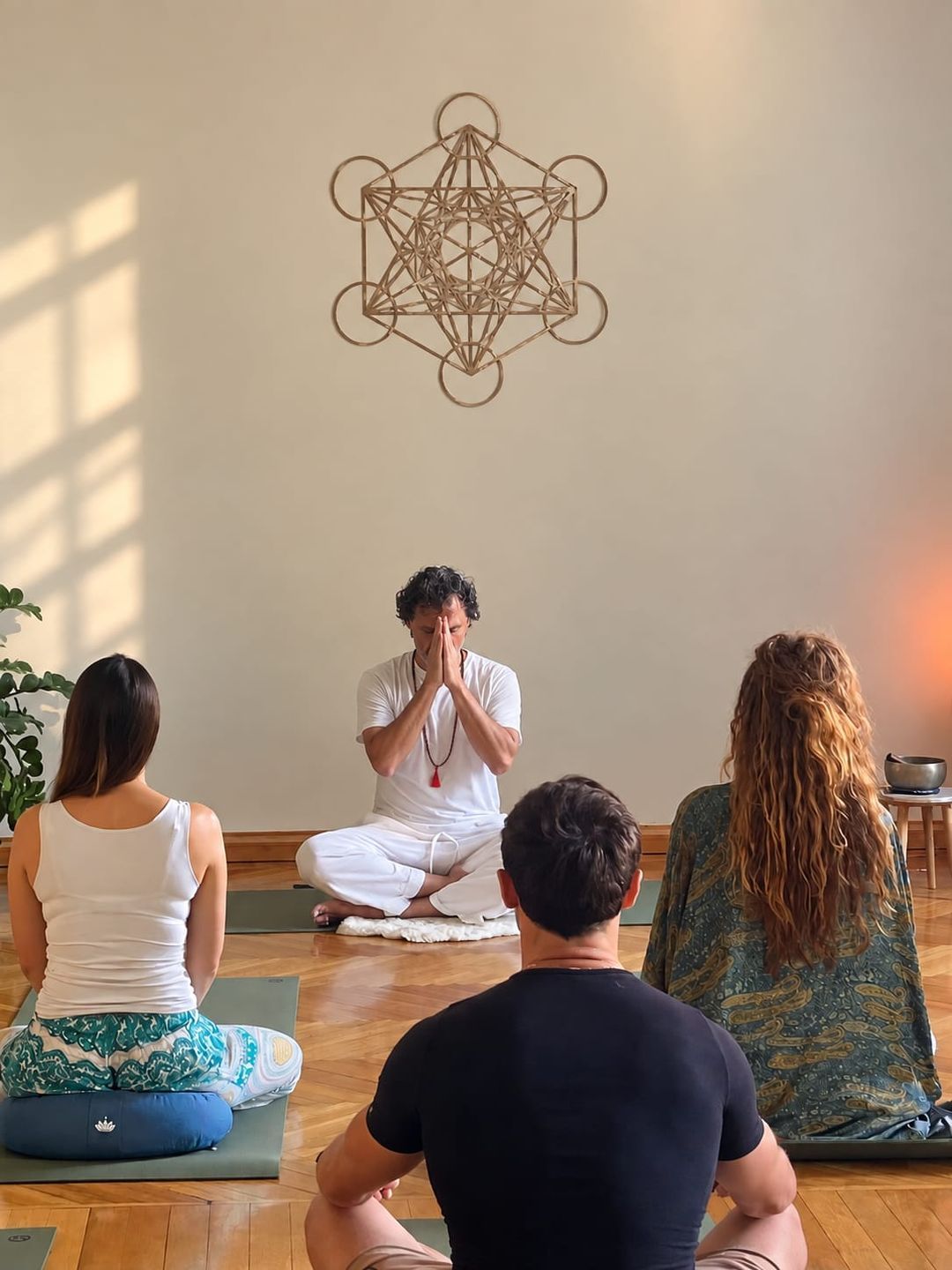 Guido Guaschino in meditazione davanti ai partecipanti
