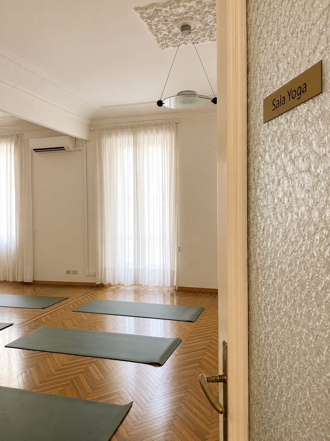 La porta della Sala Yoga dello studio