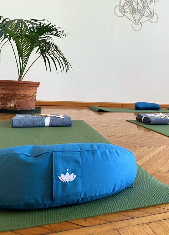 Tappetino yoga con luce naturale nello studio