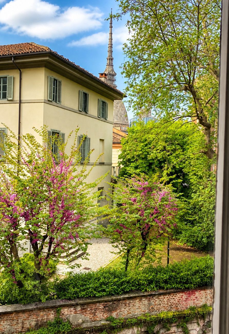 Vista dal giardino attraverso la finestra dello studio